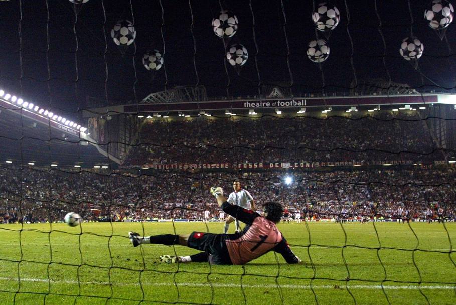 Il Milan suona la sesta. Manchester: mercoled 28 maggio 2003. Shevchenko spiazza Buffon in coda a una lunga sfida ternimata ai rigori. La Juventus  battuta e la Coppa dei campioni  del Milan (Lapresse).